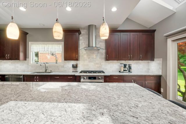 1902 Grayslake Drive, Rochester Hills, MI 48306