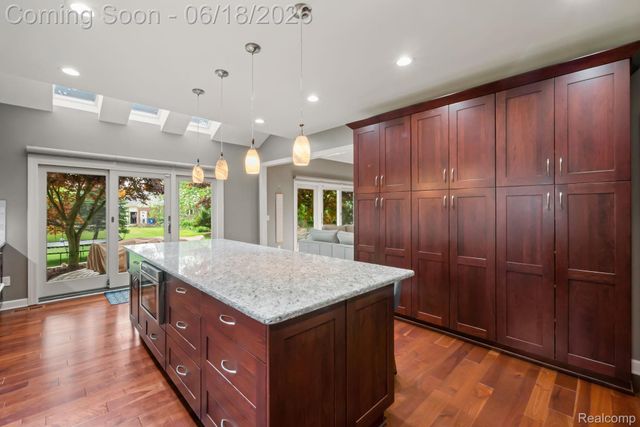 1902 Grayslake Drive, Rochester Hills, MI 48306