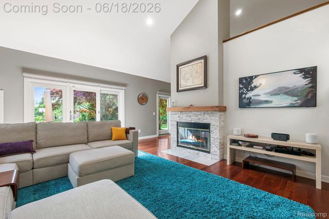 1902 Grayslake Drive, Rochester Hills, MI 48306