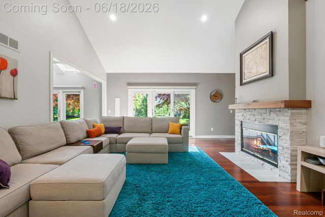 1902 Grayslake Drive, Rochester Hills, MI 48306