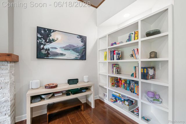 1902 Grayslake Drive, Rochester Hills, MI 48306