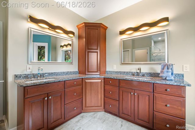 1902 Grayslake Drive, Rochester Hills, MI 48306
