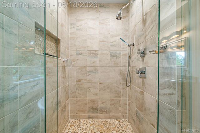 1902 Grayslake Drive, Rochester Hills, MI 48306