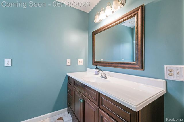 1902 Grayslake Drive, Rochester Hills, MI 48306