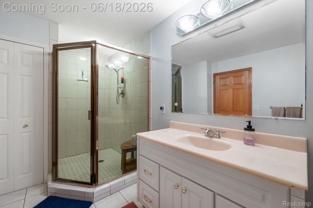 1902 Grayslake Drive, Rochester Hills, MI 48306