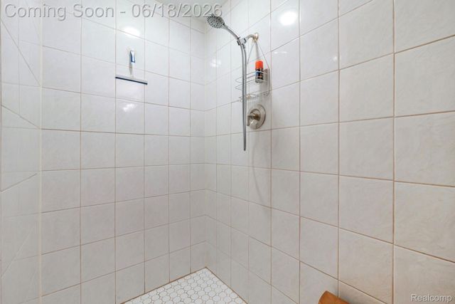 1902 Grayslake Drive, Rochester Hills, MI 48306