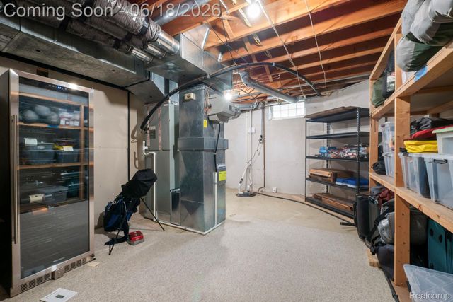 1902 Grayslake Drive, Rochester Hills, MI 48306