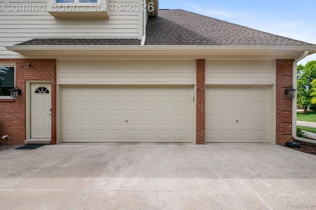 1902 Grayslake Drive, Rochester Hills, MI 48306