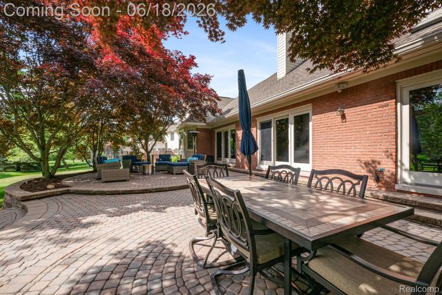 1902 Grayslake Drive, Rochester Hills, MI 48306
