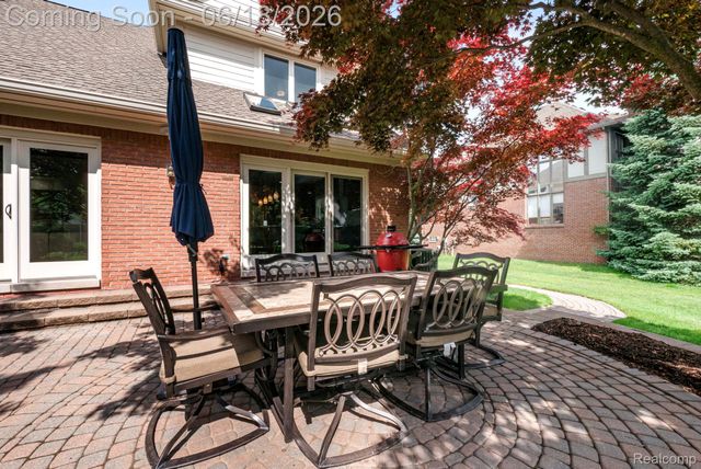 1902 Grayslake Drive, Rochester Hills, MI 48306
