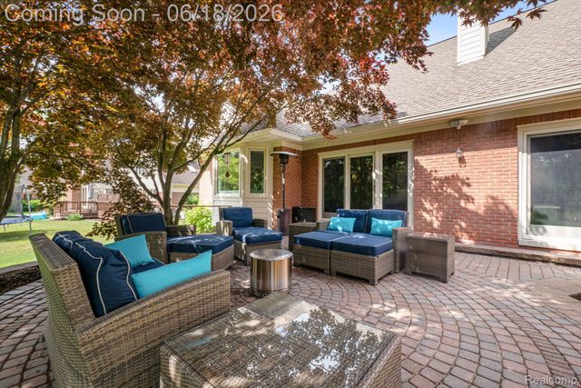 1902 Grayslake Drive, Rochester Hills, MI 48306