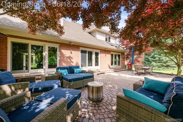 1902 Grayslake Drive, Rochester Hills, MI 48306