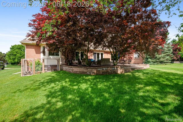 1902 Grayslake Drive, Rochester Hills, MI 48306