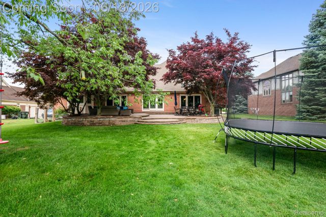 1902 Grayslake Drive, Rochester Hills, MI 48306