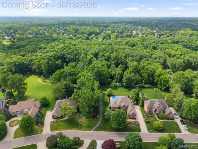 1902 Grayslake Drive, Rochester Hills, MI 48306
