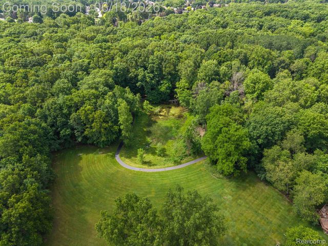 1902 Grayslake Drive, Rochester Hills, MI 48306