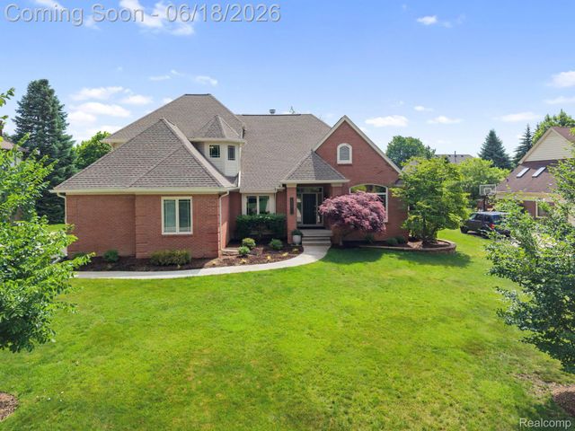 1902 Grayslake Drive, Rochester Hills, MI 48306