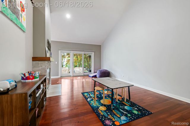 1902 Grayslake Drive, Rochester Hills, MI 48306