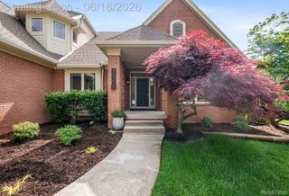 1902 Grayslake Drive, Rochester Hills, MI 48306
