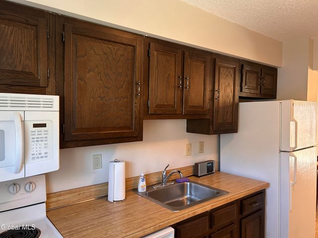 26 Point Of Woods Drive, Albany, NY 12203