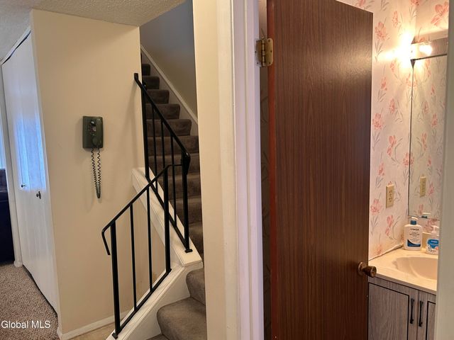 26 Point Of Woods Drive, Albany, NY 12203