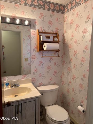 26 Point Of Woods Drive, Albany, NY 12203