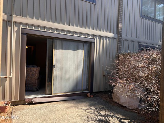 26 Point Of Woods Drive, Albany, NY 12203