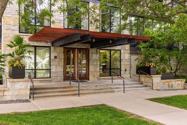 301 Kenwood Parkway 302, Minneapolis, MN 55403
