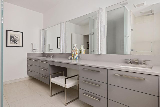 301 Kenwood Parkway 302, Minneapolis, MN 55403