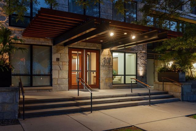 301 Kenwood Parkway 302, Minneapolis, MN 55403