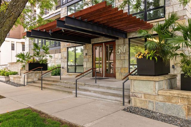301 Kenwood Parkway 302, Minneapolis, MN 55403