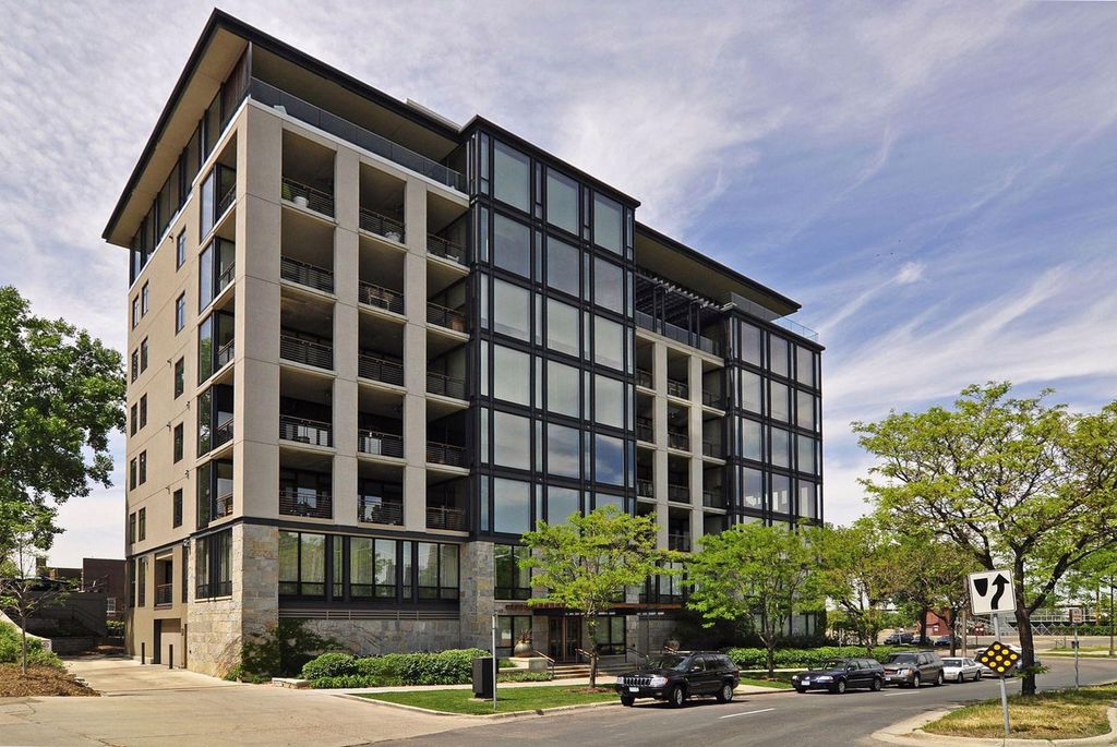 301 Kenwood Parkway 302, Minneapolis, MN 55403