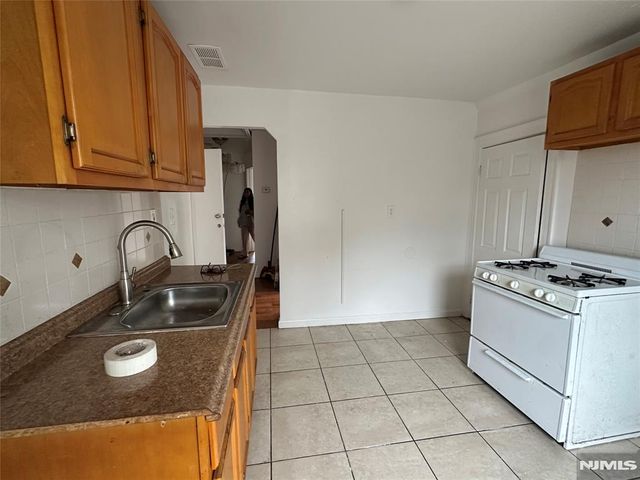 348 13th Avenue, Newark, NJ 07103