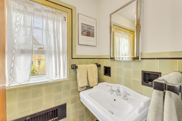 110 Anawan Ave, Boston, MA 02132