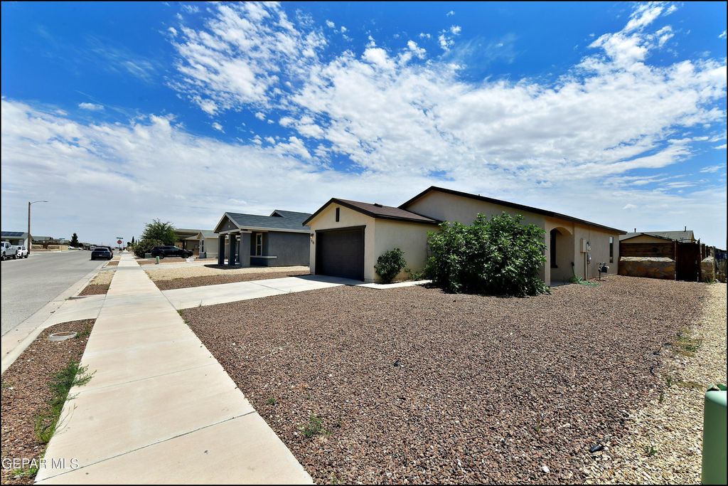 916 Villa Seca Drive, Horizon City, TX 79928