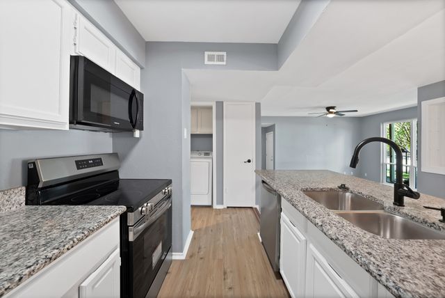 5750 Phoenix Drive 33, Dallas, TX 75231