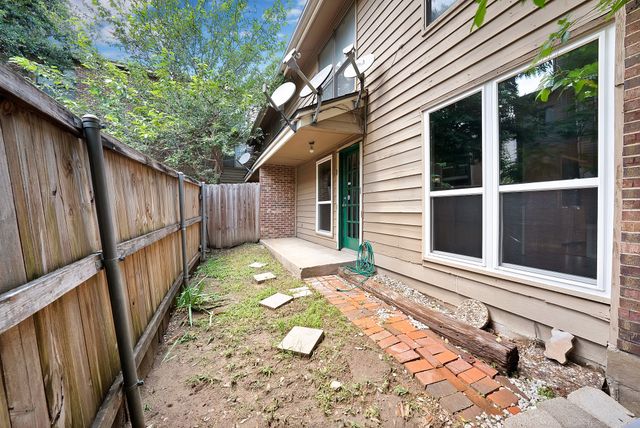 5750 Phoenix Drive 33, Dallas, TX 75231