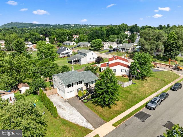 130 BRIARWOOD DR, Douglassville, PA 19518