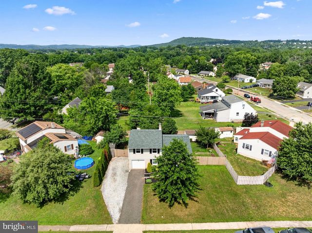 130 BRIARWOOD DR, Douglassville, PA 19518