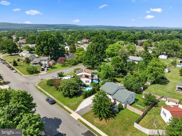 130 BRIARWOOD DR, Douglassville, PA 19518