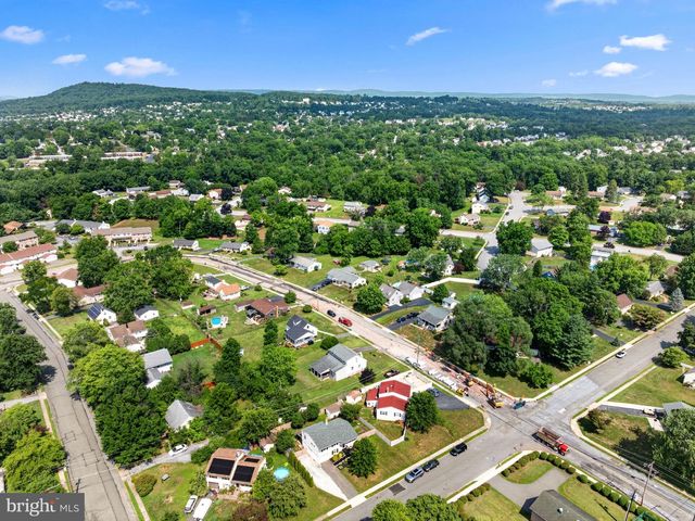 130 BRIARWOOD DR, Douglassville, PA 19518