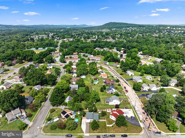 130 BRIARWOOD DR, Douglassville, PA 19518