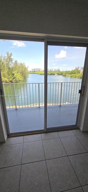 8240 SW 210th St 214, Cutler Bay, FL 33189