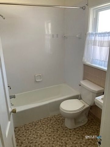 89 Town Hill Avenue 2N, Danbury, CT 06810