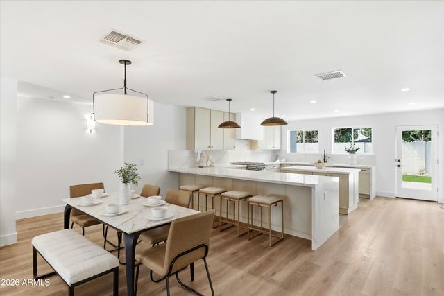 6830 N 10TH Place, Phoenix, AZ 85014