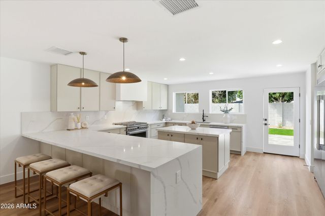 6830 N 10TH Place, Phoenix, AZ 85014