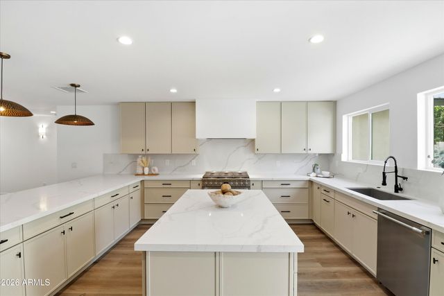 6830 N 10TH Place, Phoenix, AZ 85014