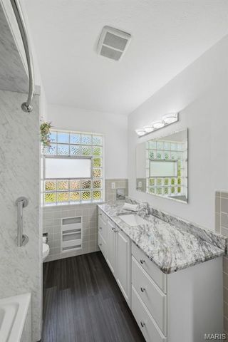 9841 Knollshire Drive, St Louis, MO 63123