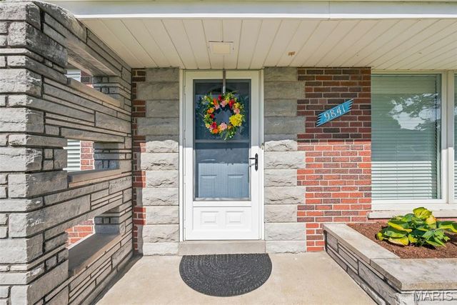 9841 Knollshire Drive, St Louis, MO 63123