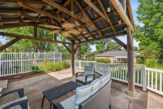 9841 Knollshire Drive, St Louis, MO 63123